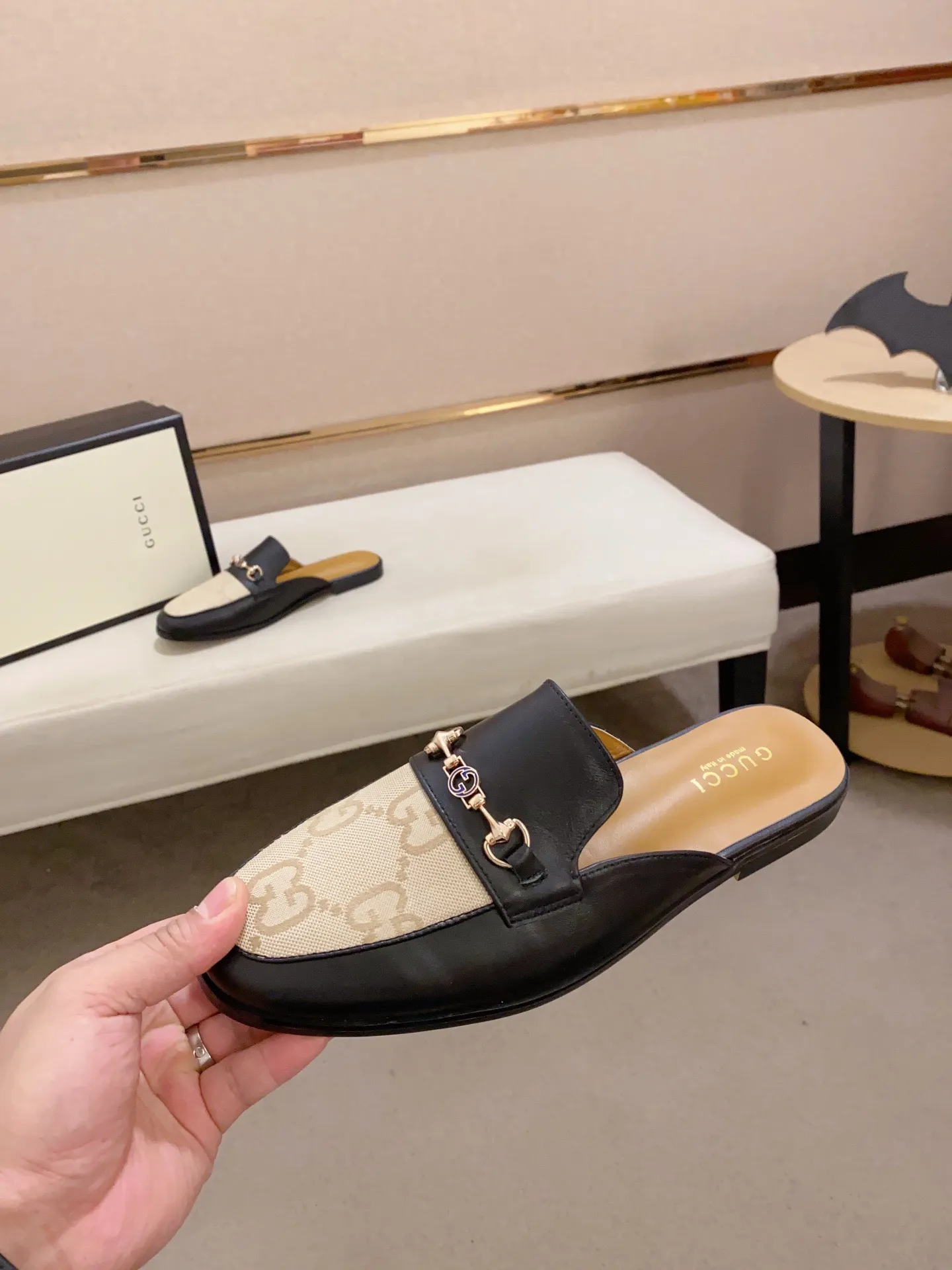 Men's shoes 💰: 380💰 (Gucci). The latest trendy shoes, casual Baotou mops, popular in physical stores, sizes 38-44. New and comfortable, imported custom-made original cowhide, with unique sequin element design. With sheepskin lining, original bottom, high-end packaging and high quality💪Details determine the quality, you can enter and leave the counter at will, welcome to compare!